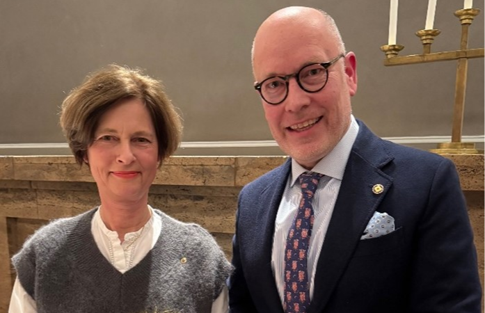 Präsidentin Uta Hain und Distrikt Governor Wolfram Zabel mit Wimpel und Maskottchen „Leroy“