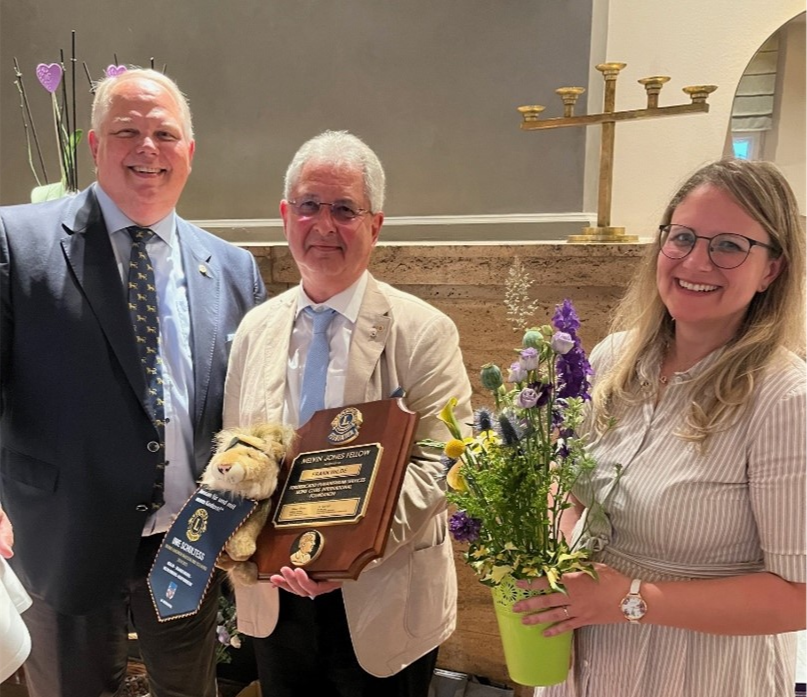 Verleihung des Melvin Jones Fellow Award an den scheidenden Clubpräsidenten Frank Wilde. (V.l.n.r.) Uwe Schulteß, Frank Wilde, Anna Kollenberg