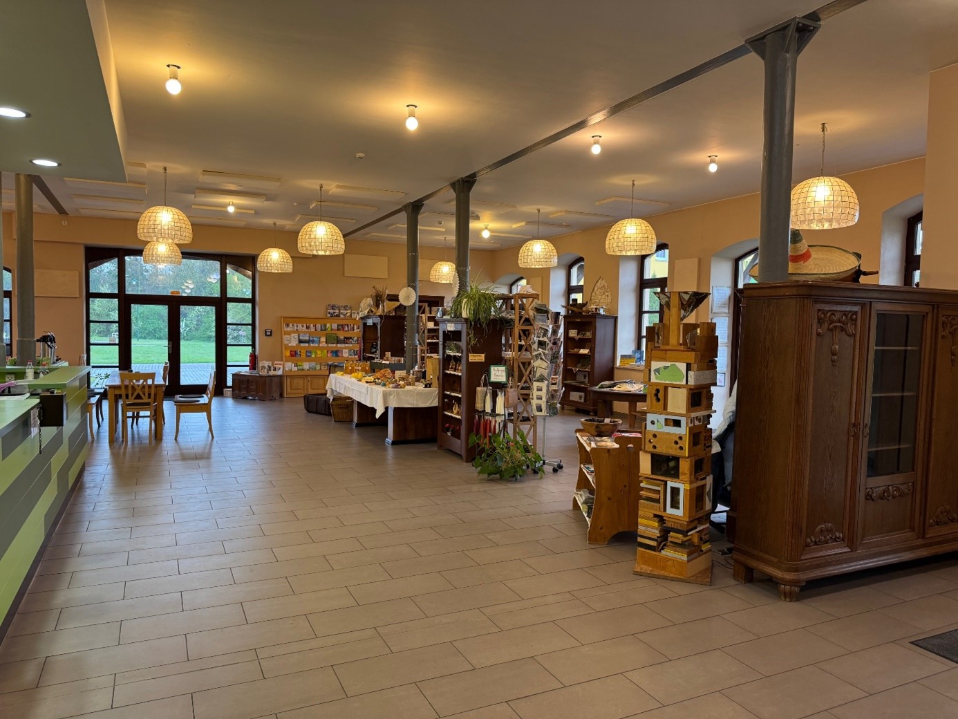 Im Hofladen werden zahlreiche selbst hergestellte Produkte angeboten