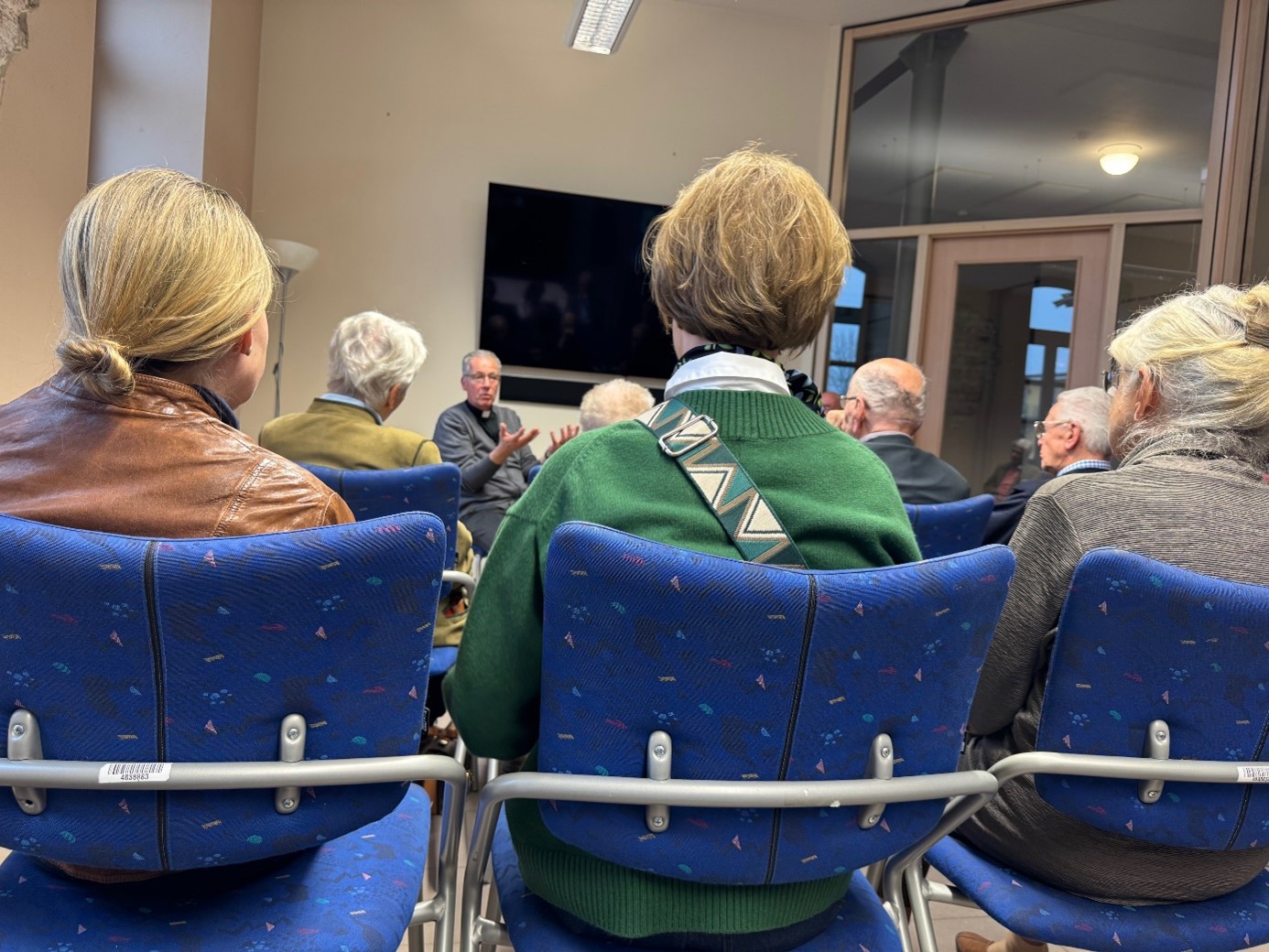 Pater Heim im intensiven Gespräch mit dem LC Berlin-Spree